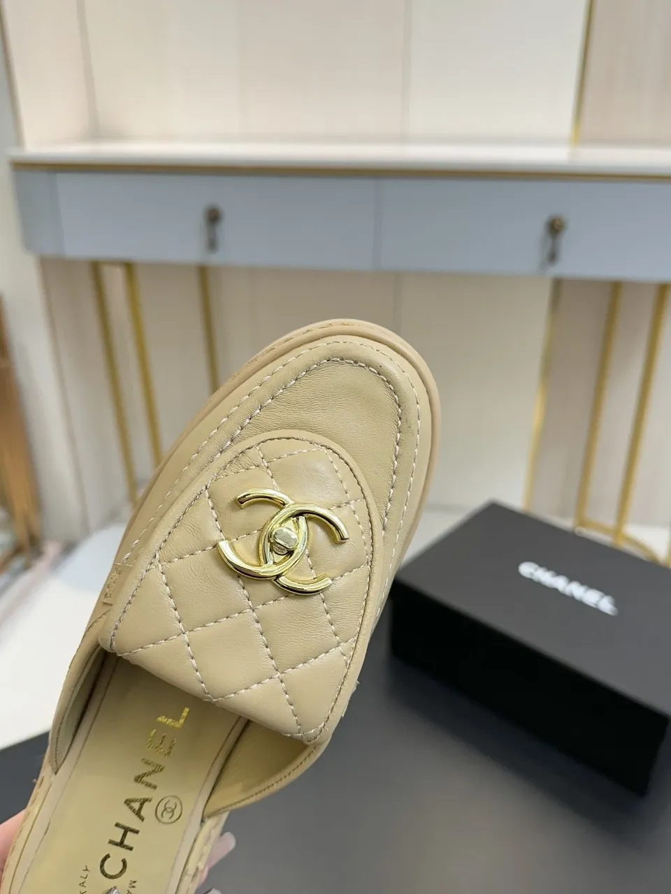 👟👟Ex-factory price 560👟👟 🔥🔥🔥Xiaoxiang official website synchronizes the high version of CHANEL 2025 Chanel top buckle exposed heel shoes, a must-have hot style for early spring, the goddess series, with the elegant and ladylike temperament of the fragrance family, super durable, irresistible, and exciting... ▪️The upper is imported sheepskin ▪️Inside imported sheep lining (same as the original) ▪️Original model opening, genuine leather outsole🇮🇹 ▪️Standard code 35- 41 42 Customized, non-returnable